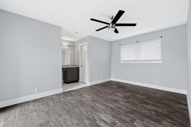 Building Photo - 3910 Hillside Dr