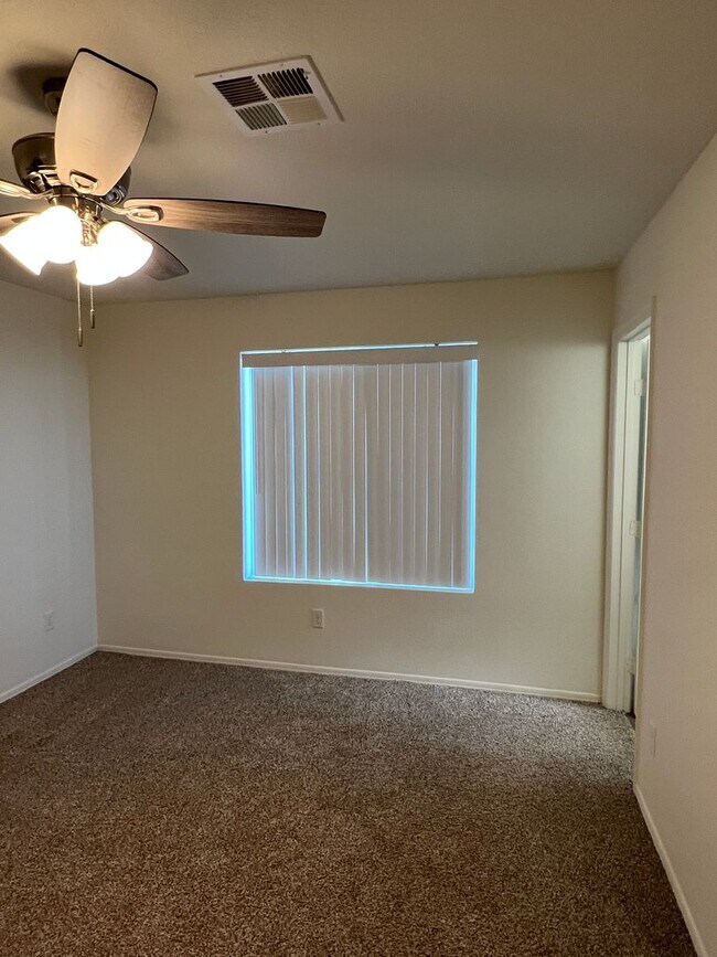 Building Photo - 4 BEDROOM HOME!