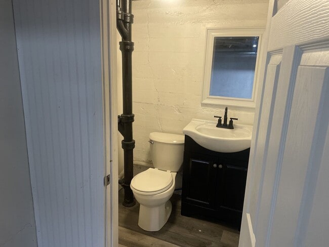 Building Photo - Charming 3-bedroom house