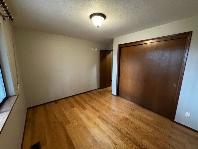 Building Photo - Silverdale Split-Level Home with Bonus Are...