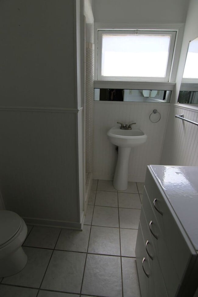 Building Photo - 1 Bedroom, 1 Bath with assigned parking