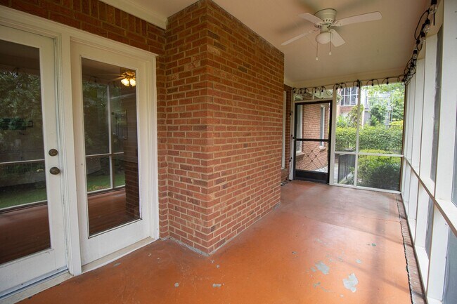 Building Photo - 2220 Montclair Dr
