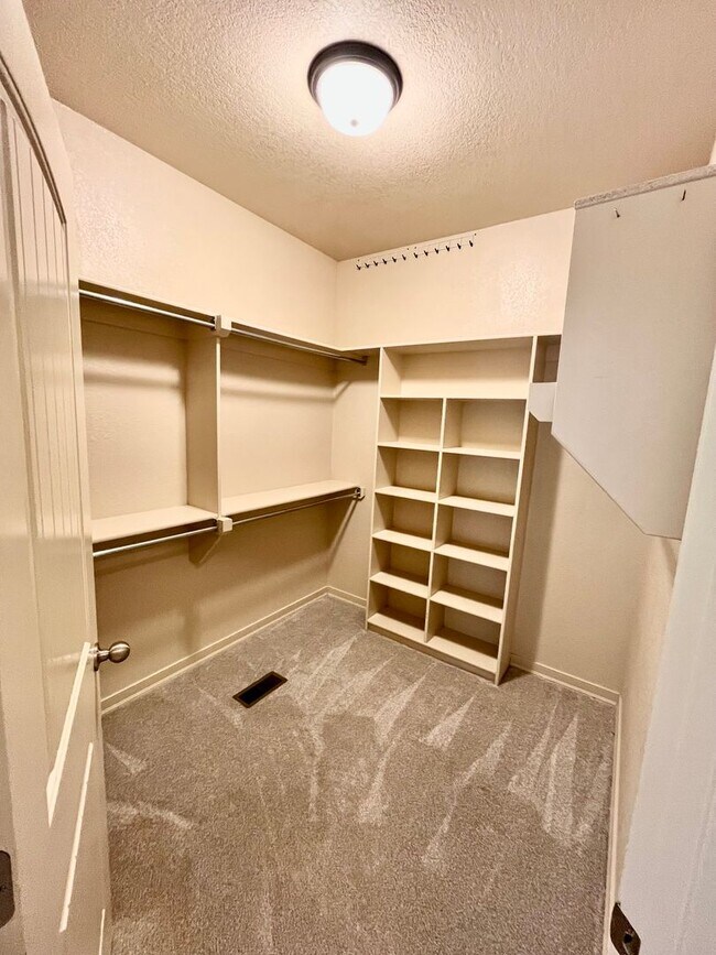 Building Photo - 3640 W Bowling Green Pl
