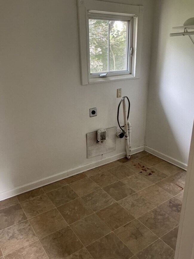 Building Photo - 5 bedroom / 2 bathroom House in Peoria