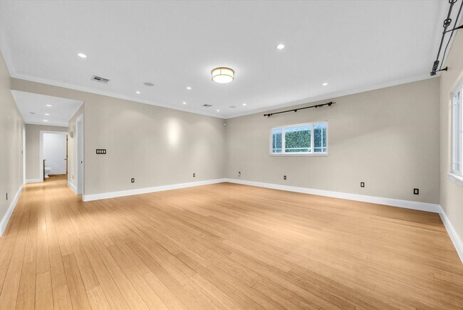 Building Photo - 2006 Manhattan Beach Blvd