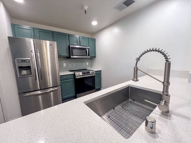 Building Photo - Fully Furnished Stunner Close to UNR!!