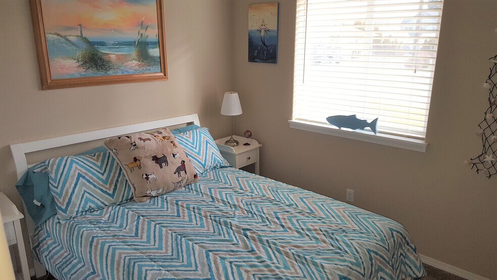 Building Photo - 885 NW 2nd St.