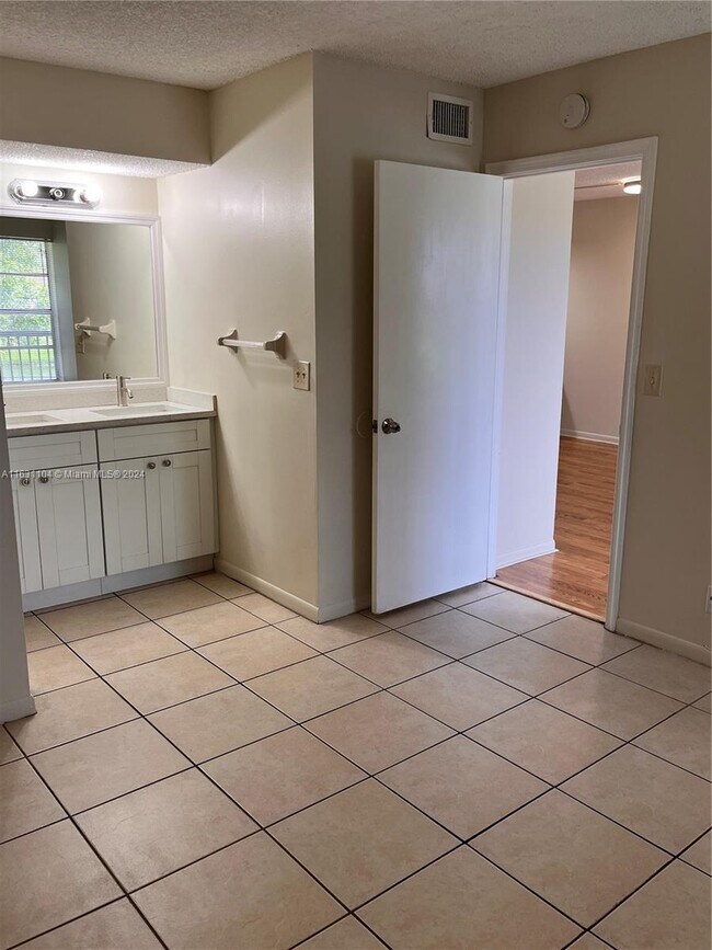 Building Photo - 10143 Twin Lakes Dr
