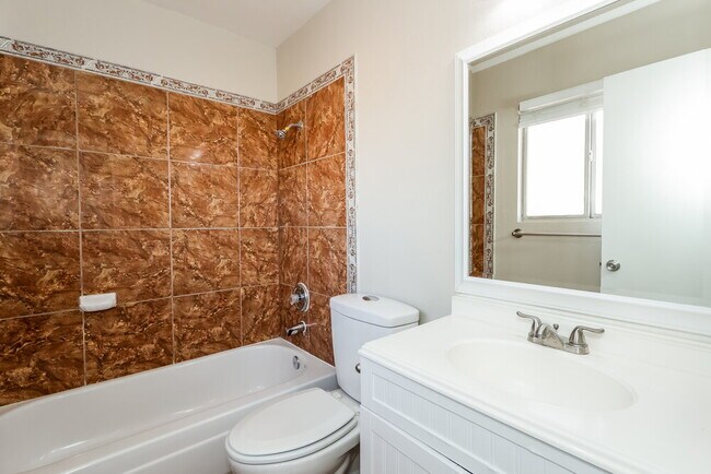 Building Photo - 390 Newbury Ct