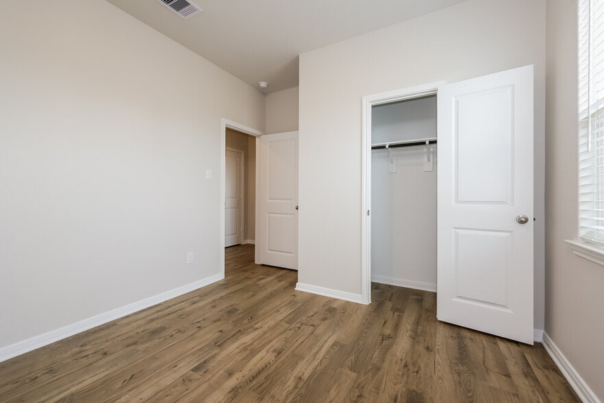 Building Photo - 16454 Honeysuckle Hl Dr