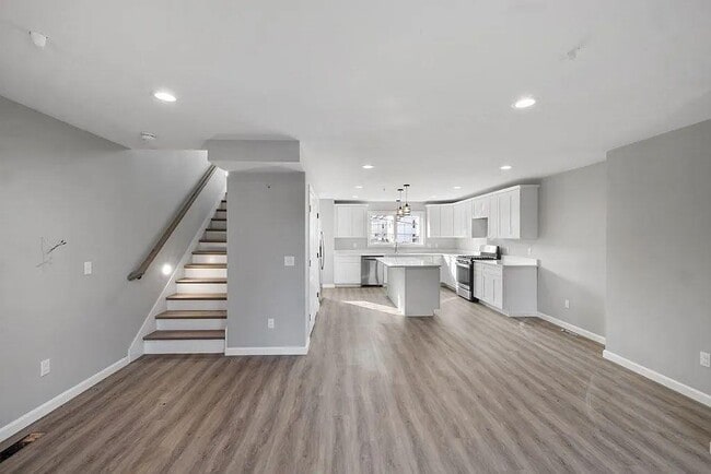 Primary Photo - 550 Spring St