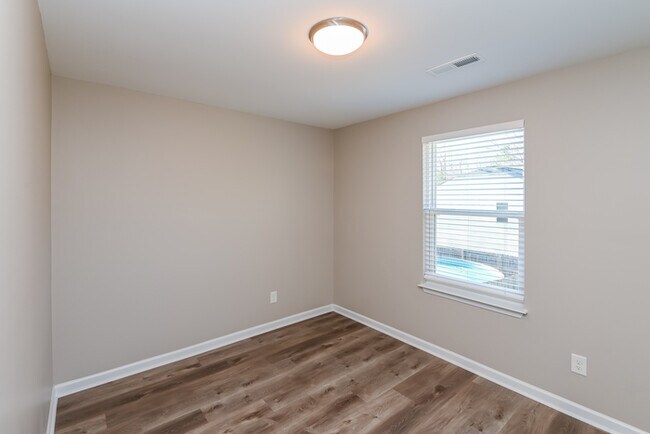 Building Photo - 3 Bedroom Charlotte Home