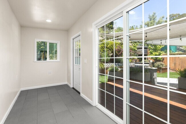 Building Photo - Beautiful Duplex In Highly Desirable San Rafael!