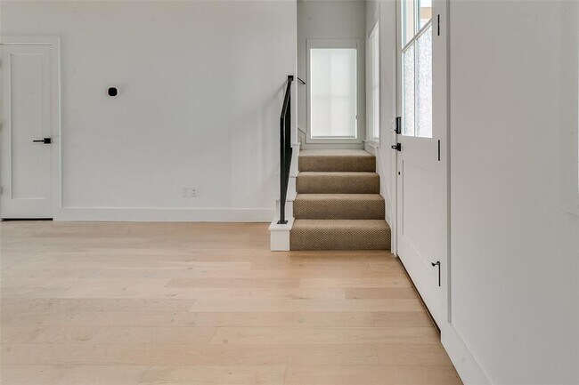 Building Photo - 1056 Hangar Dr