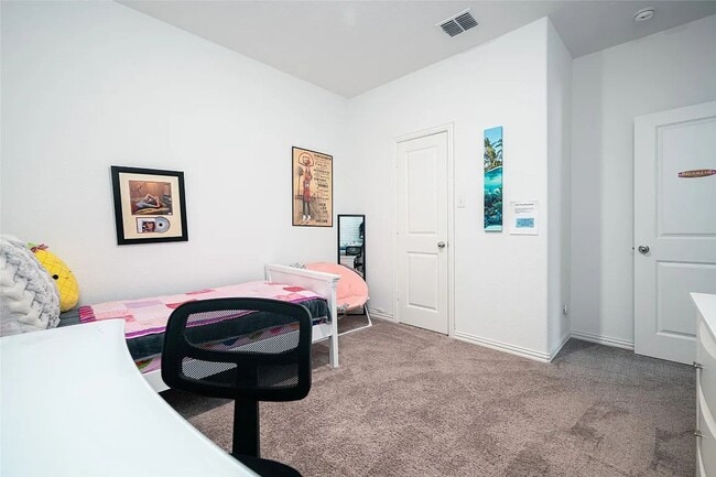 Building Photo - Stylish 4-bedroom home with quartz kitchen, luxury flooring, covered patio, and resort-style amen...