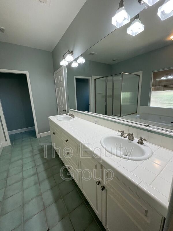 Building Photo - 608 W Evergreen Ct