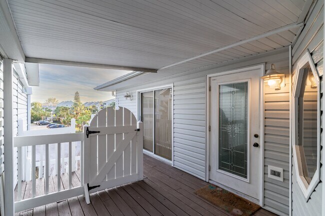 Building Photo - Gorgeous 2/2 condo at Indian Shores
