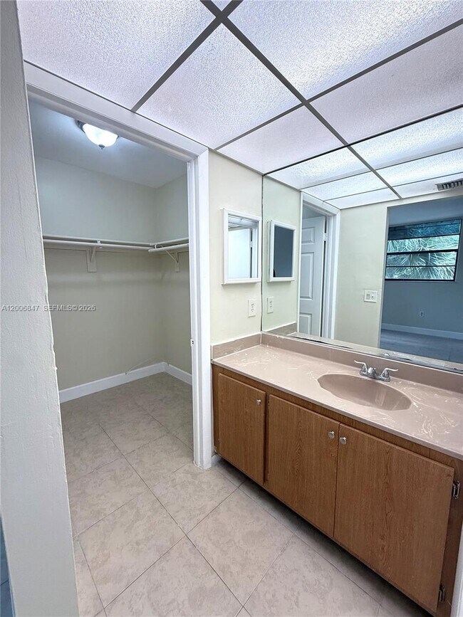 Building Photo - 10835 SW 112th Ave