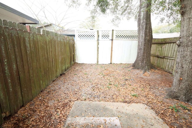 Building Photo - "Charming 2-Bed Townhouse with Cozy Fireplace in Prime Fort Walton Beach Location!"