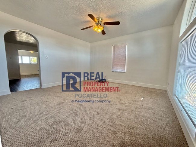 Building Photo - 3 Bed 2 Bath house - Dog friendly