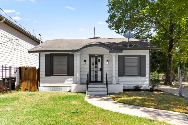 Primary Photo - 904 Mansfield St