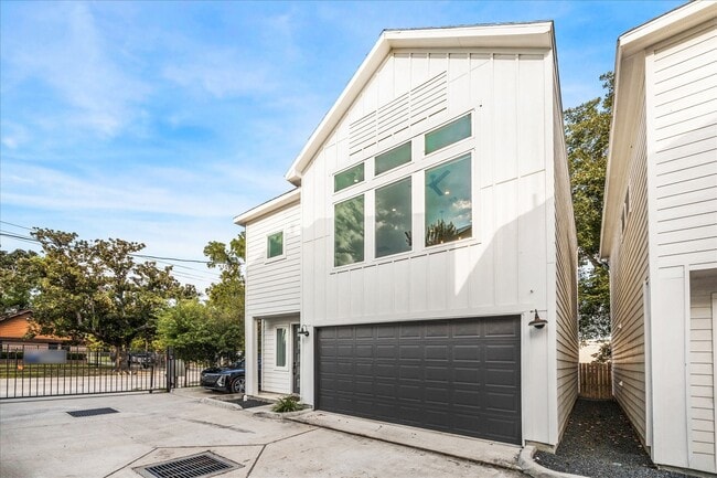 Primary Photo - 105 W Whitney St