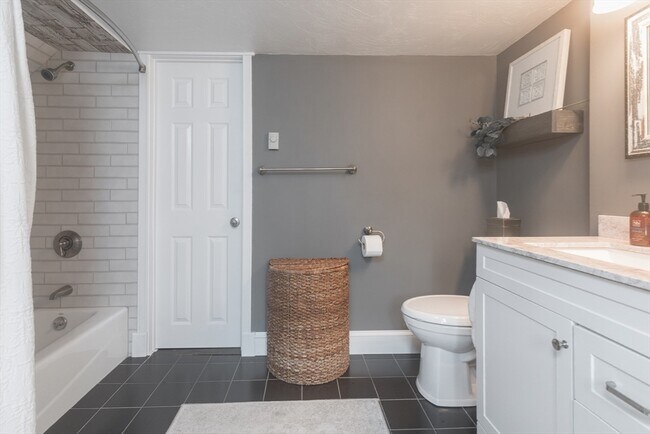 Building Photo - 36 Saxton St