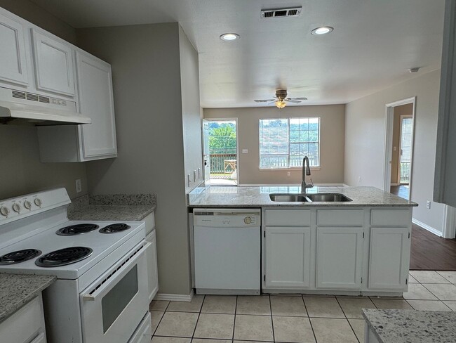 Building Photo - Just off Campus 8/15 Move In!