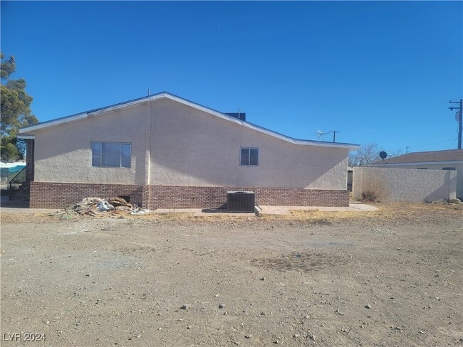 Building Photo - 664 Sky Rd