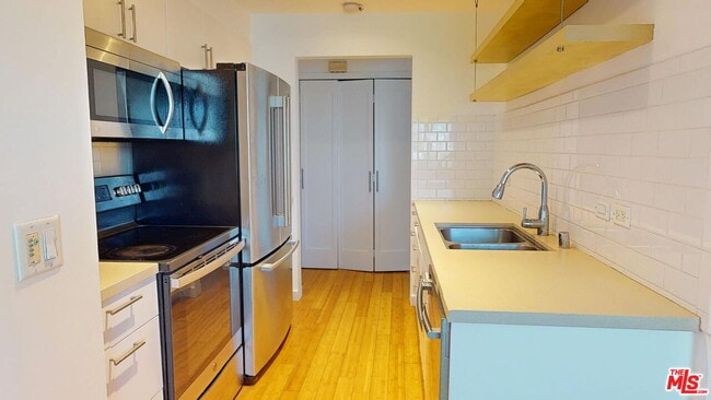 Building Photo - 525 N Sycamore Ave