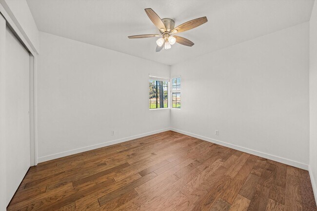 Building Photo - Large Renovated 3bed x 2.5bath Townhouse with Private Patio & 2-Car Garage