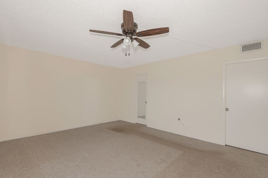 Building Photo - 2009 Cornwall Dr