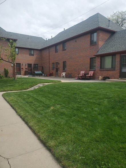 courtyard - 3335 N Harrison St