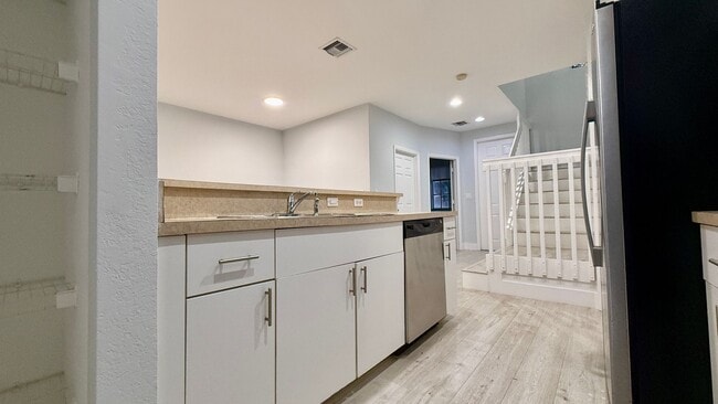 Building Photo - Spacious 3/3 Townhouse with Lake View – Sa...