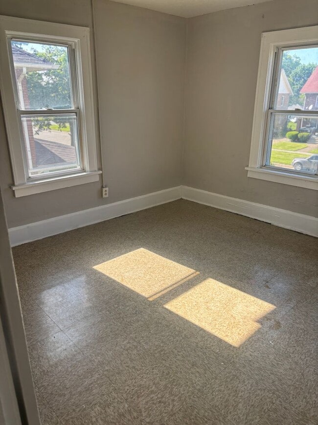 Building Photo - Section 8 Accepted! 5 BR 2 BA