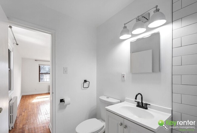 Building Photo - Renovated Studio with easy access to NYC