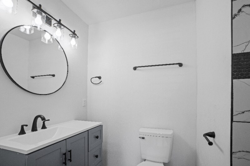 Building Photo - 513 Manor Dr