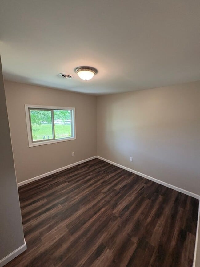 Building Photo - 844 Bales Rd