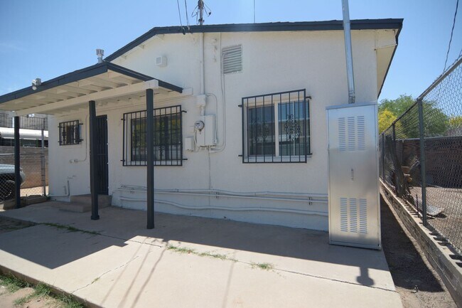 Building Photo - Charming 1 Bedroom 1 Bath House! Great Central Tucson Location!
