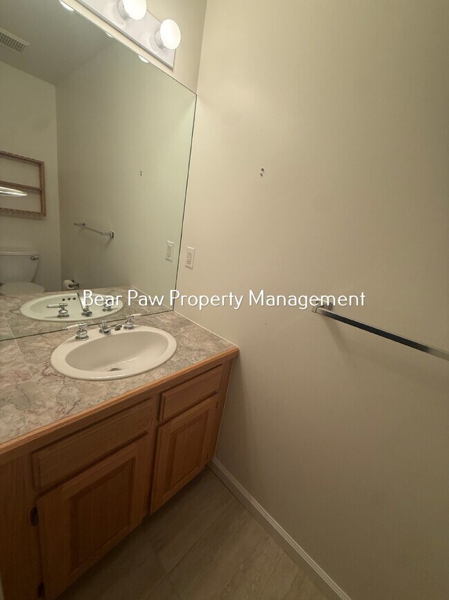 Building Photo - Charming 2-Bed Townhome in North Evergreen!
