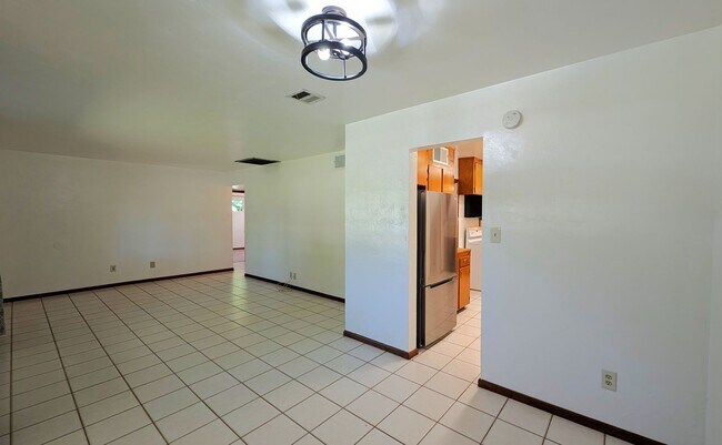 Building Photo - Less Than 1 Mile to ASU! 3 Bed / 2 Bath with Bonus room that can be an office or 4th bedroom!