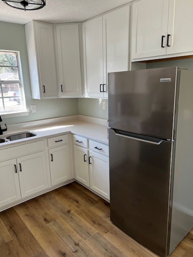 Building Photo - 3/2 Large Backyard, NEWLY renovated Kitchen & Baths