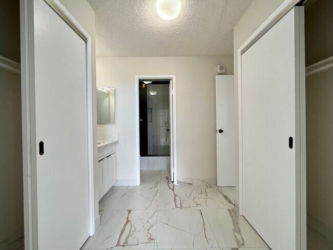 Building Photo - Kukui Plaza: Renovated 1 Bed, 1 Bath Condo...