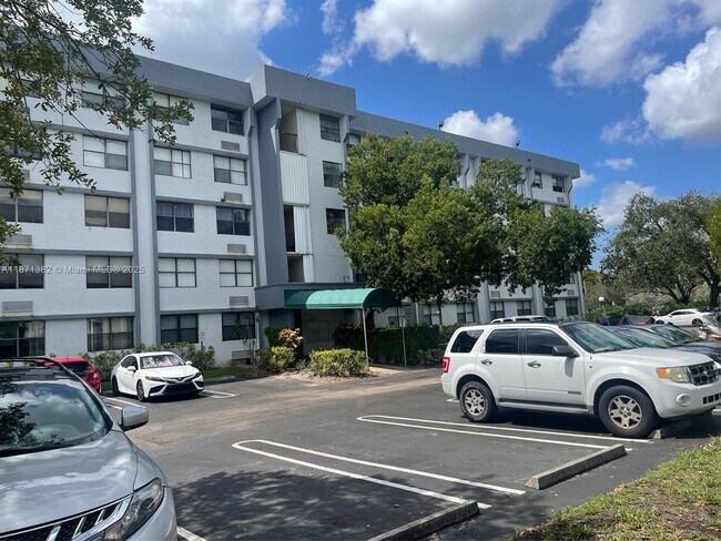 Building Photo - 2401 Riverside Dr