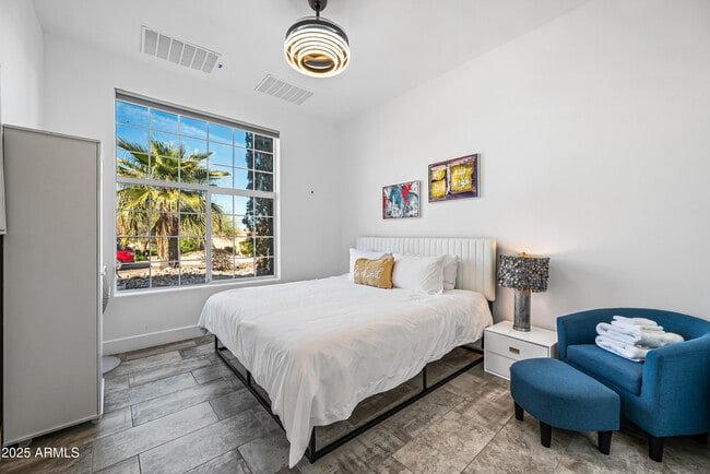 Building Photo - 15831 E Thistle Dr