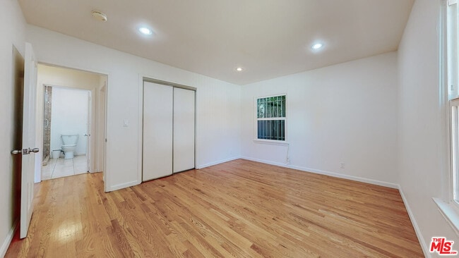 Building Photo - 1107 S Bundy Dr