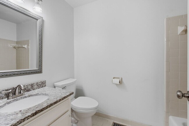 Building Photo - Charming Townhouse in Green Hills