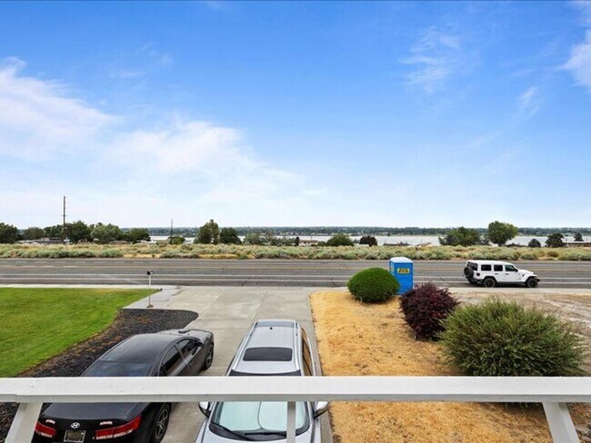 Building Photo - 3603 W Canal Dr