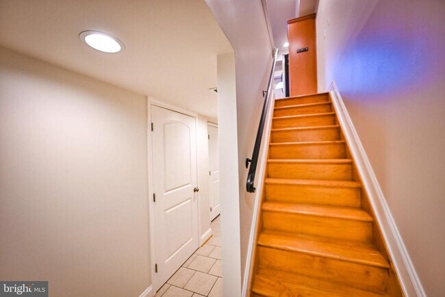 Building Photo - 263 S Ellwood Ave