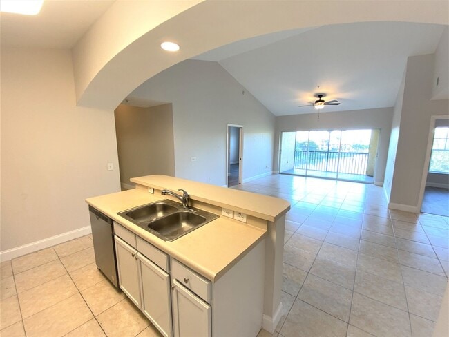 Building Photo - ** FAIRWAY PRESERVE ** 3 BED / 2 BATH COND...